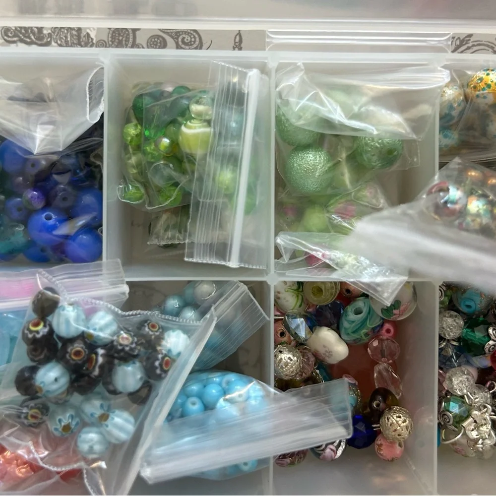 HUNDREDS OF BEADS FOR JEWELRY MAKING GEMS PEARLS HAND PAINTED
